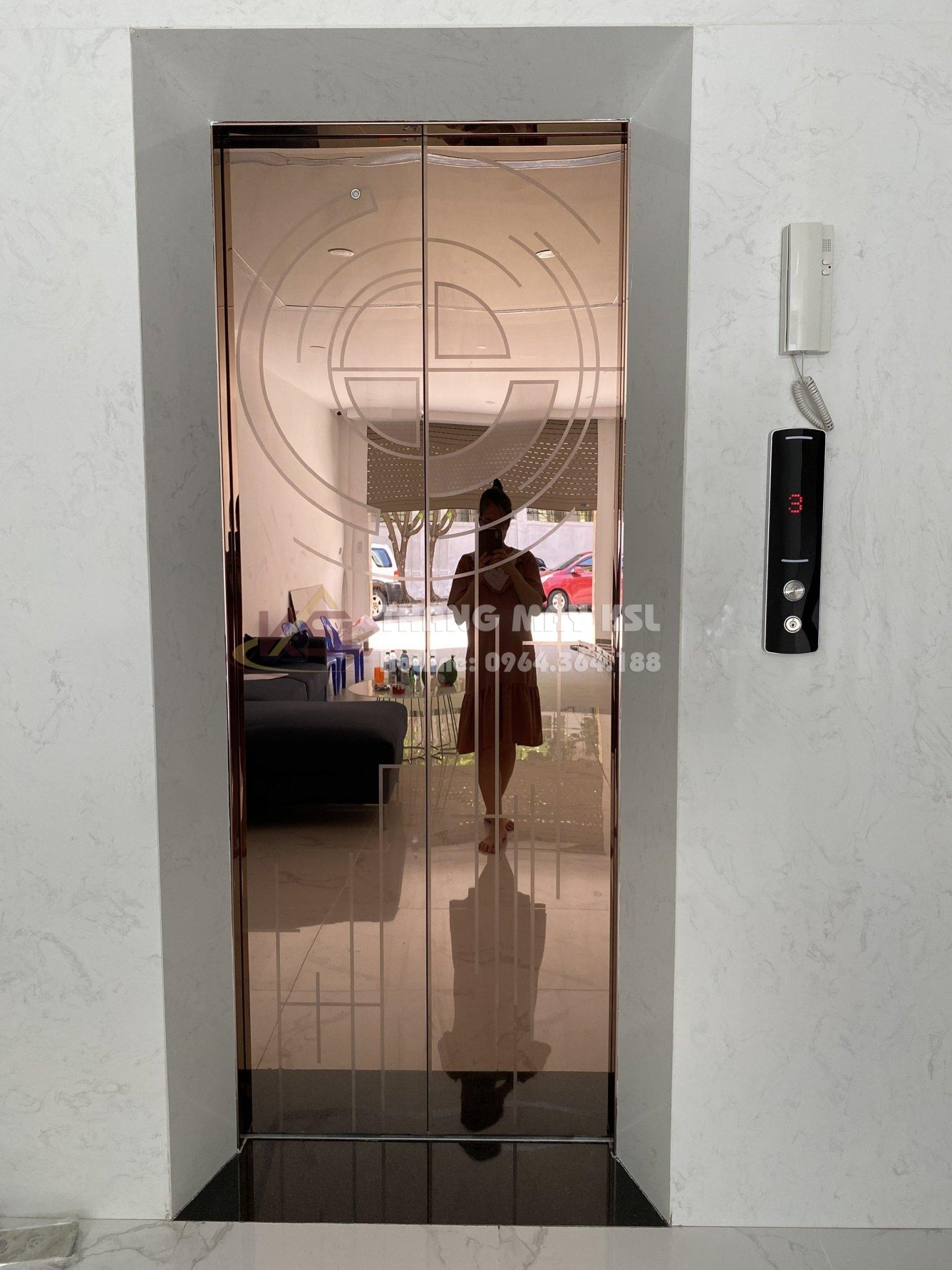 Thang inox hoa văn vàng đồng 02 Thang inox hoa văn vàng đồng 02