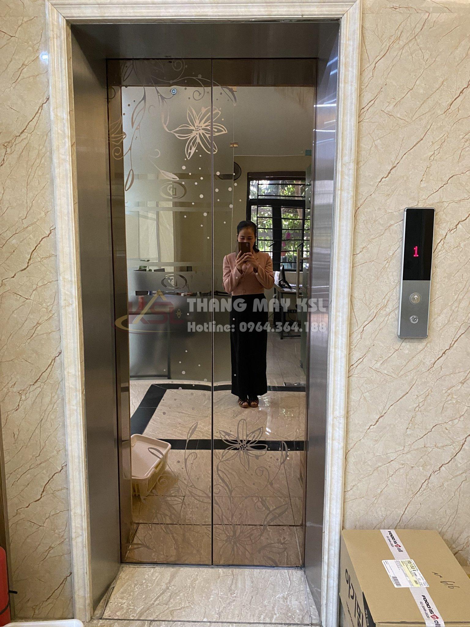 Thang inox hoa văn vàng đồng 05 Thang inox hoa văn vàng đồng 05