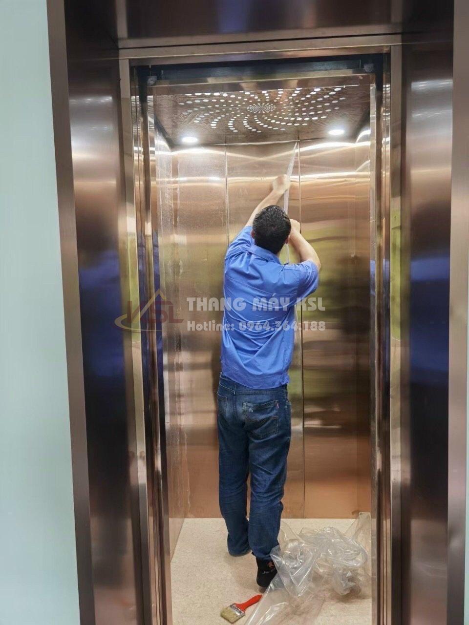 Thang inox hoa văn vàng đồng 06 Thang inox hoa văn vàng đồng 06